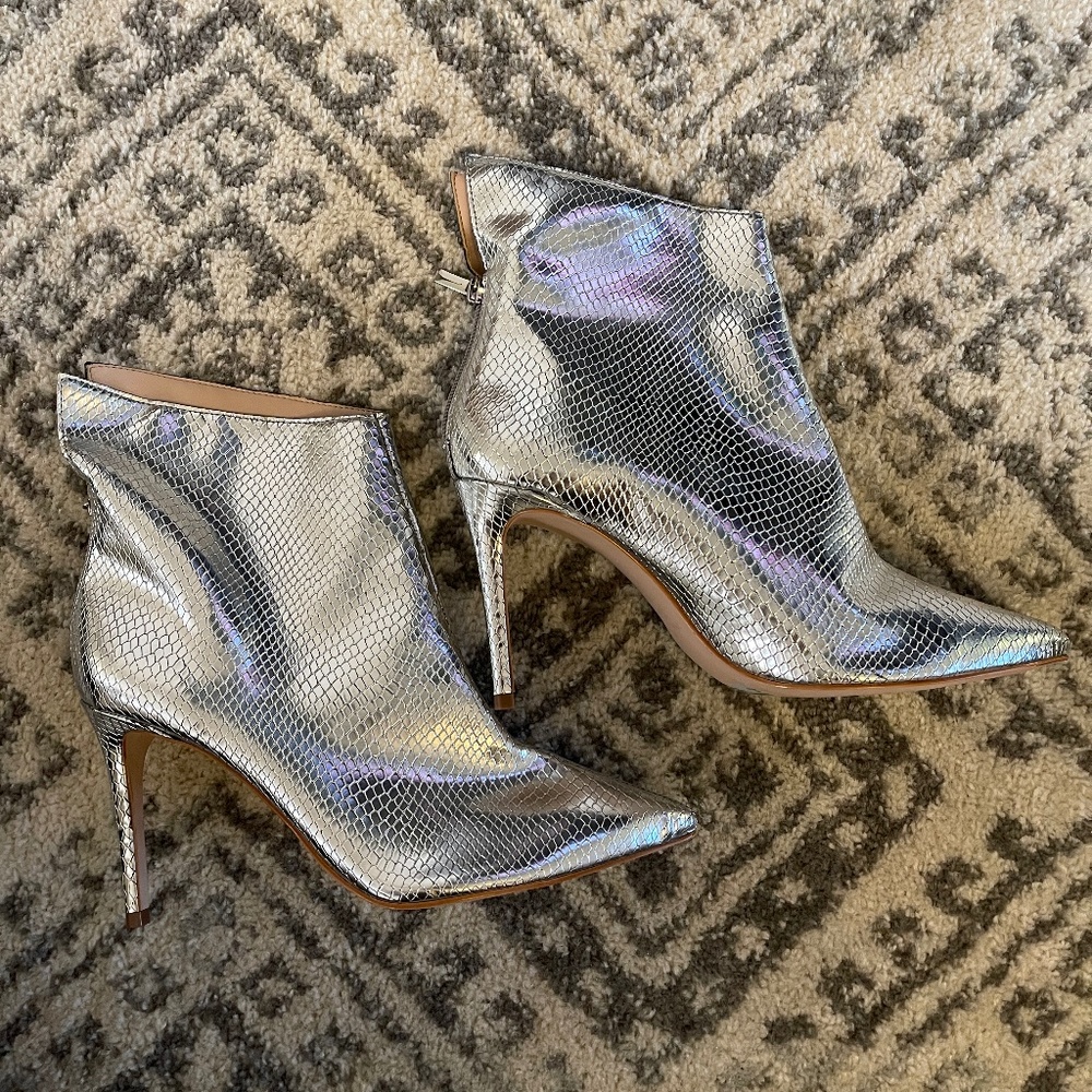 New Aqua Hendrix Metallic Silver Embossed Leather Stiletto Boots - size 10